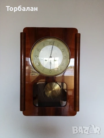 Старинен часовник с махало