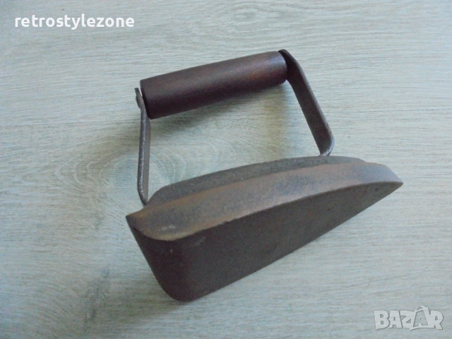 № 8341 Стара чугунена ютия с дървена дръжка , снимка 4 - Други ценни предмети - 52263221