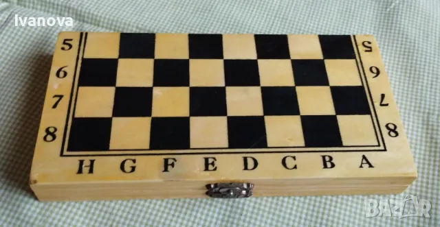 Шах в дървена кутия 