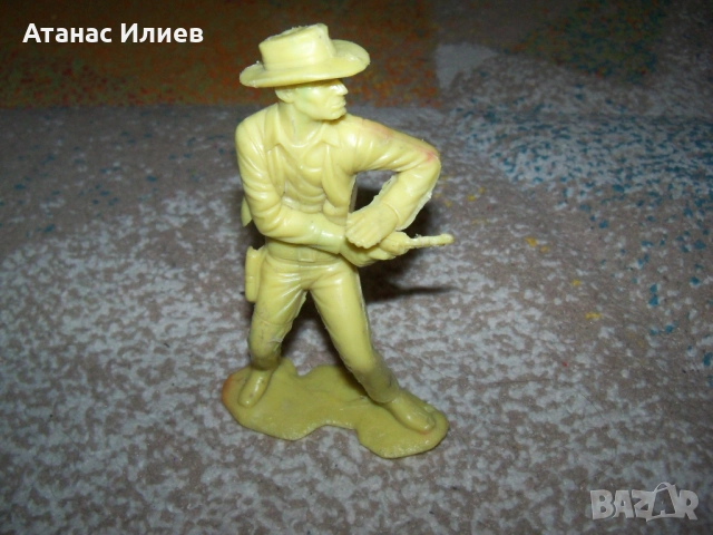 Голям пластмасов войник, каубой соц играчка. Височина 13 см.