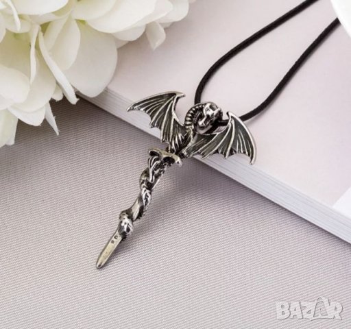 Светещ в тъмното Дракон увит около меч House of the Dragon (🏡🐲) колие с кожен синджир., снимка 2 - Колиета, медальони, синджири - 27379315