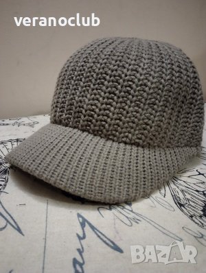 Плетена бежова шапка с малка козирка Каки, снимка 1 - Шапки - 44036308