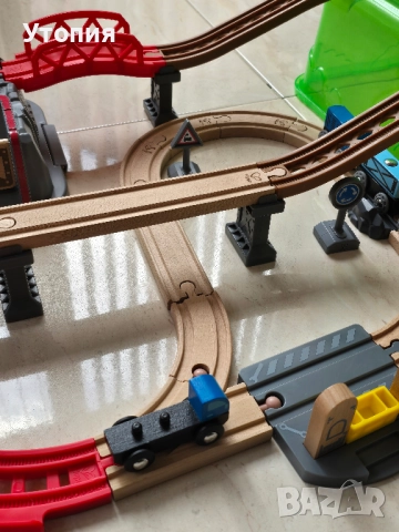 Комплект дървена писта "Hape", снимка 5 - Коли, камиони, мотори, писти - 52554237