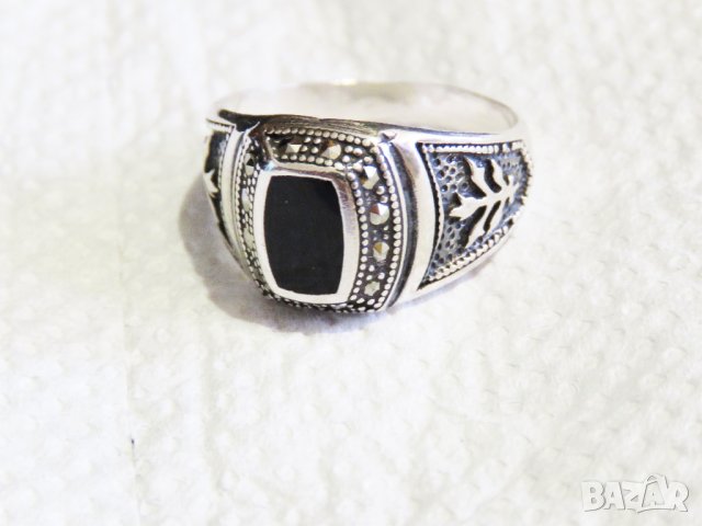 Старинен красив мъжки сребърен пръстен с черен оникс  и множество инкрустирани камъчета маркенази  , снимка 2 - Пръстени - 33577797
