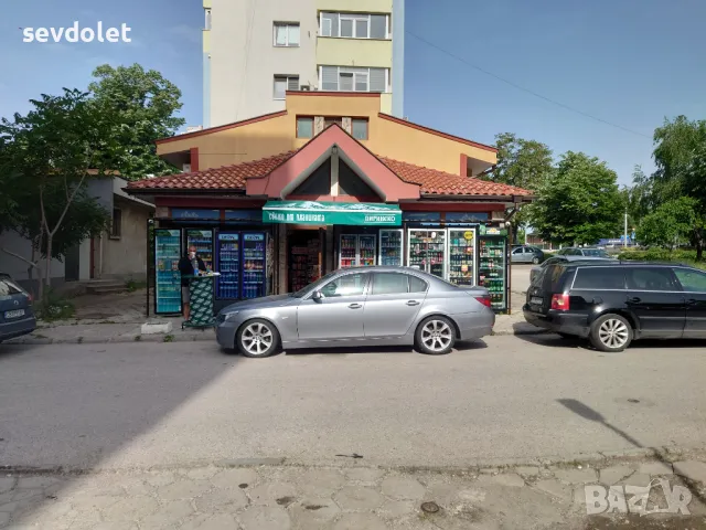 Продавам самостоятелна,масивна къща на 2 етажа.Първият етаж - търговска площ( работещ хран.магазин)