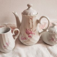 Порцеланови чайник, каничка и захарница, снимка 1 - Антикварни и старинни предмети - 33455166