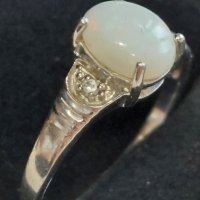 Дамски сребърен пръстен с опал и две малки диаматчета, снимка 1 - Пръстени - 43960218