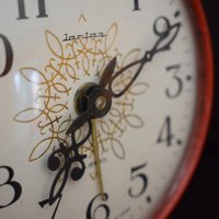 Ретро часовник-будилник Янтар, снимка 2 - Антикварни и старинни предмети - 32227056
