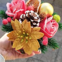 Метална кашпа,,Весели Празници"със два броя заскрежени сапунени рози и една сапунена коледна, снимка 4 - Коледни подаръци - 43250697
