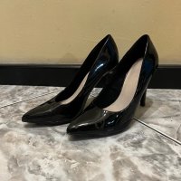 Лачени черни токчета, снимка 1 - Дамски обувки на ток - 43380903
