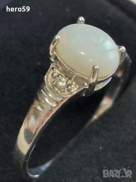Дамски сребърен пръстен с опал и две малки диаматчета, снимка 1