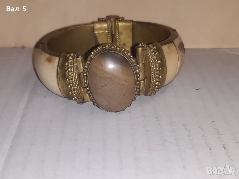 Стара бронзова гривна с кост и полускъпоценен камък, снимка 1