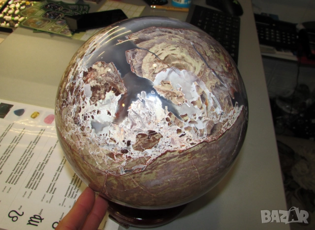 Голяма сфера от вулканичен ахат. Произход Мадагаскар. Тегло 10.6кг. Подходяща за медитация, йога, снимка 4 - Други ценни предмети - 52813129