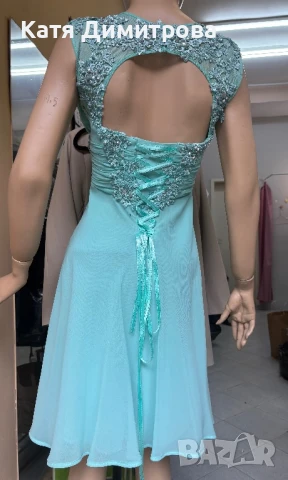 Официална рокля с ефектен гръб