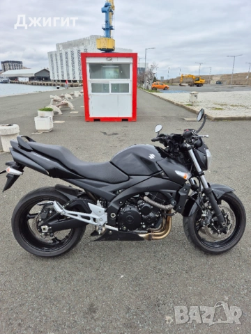 Мотоциклет SUZUKI GSR-600 