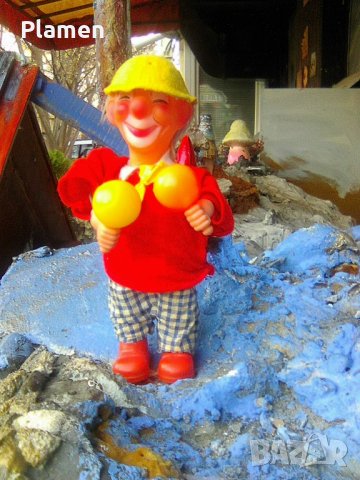 Стара играчка клоун с пружина маха с бухалките