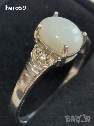 Дамски сребърен пръстен с опал и две малки диаматчета