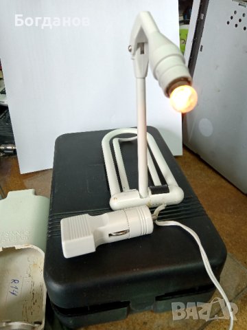 КУТИЯ С МАЛКА НАСТОЛНА РЕГУЛИРАЩА СЕ ЛАМПИЧКА С ТРИ ВИДА ЗАХРАНВАНЕ.