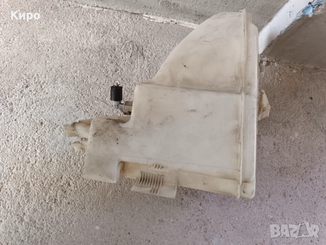 Казанче за течност за чистачки - БМВ Е46, снимка 2 - Части - 51629110