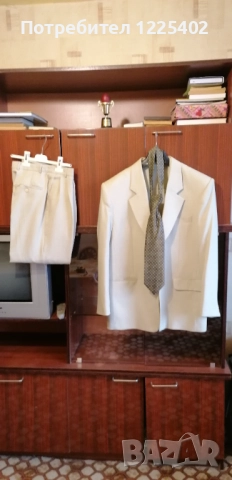 Подарявам 2броя мъжки костюми номер 46 и 48 