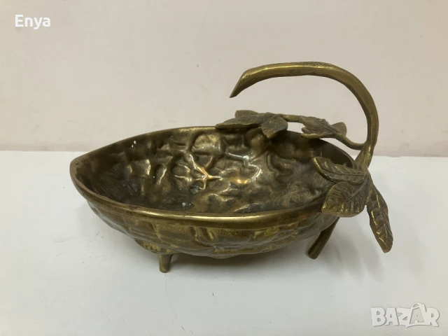 Винтидж месингова купа с форма на орех и дръжка