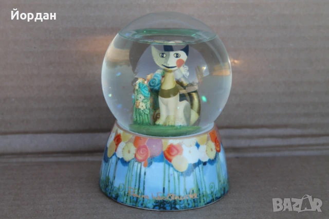 Немска стъклена топка/глобус с фигурка ''Goebel''