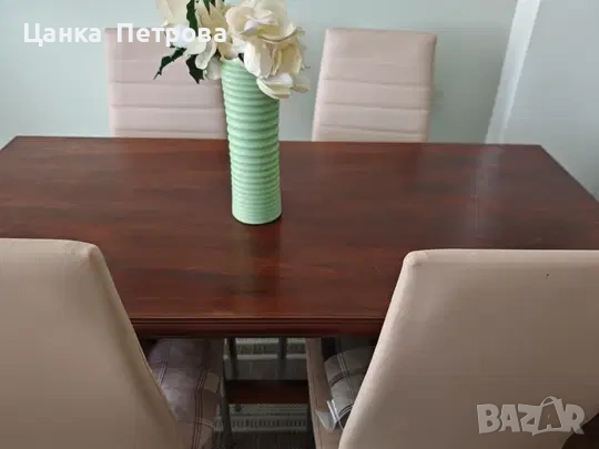 Маса за хранене от масивен махагон.