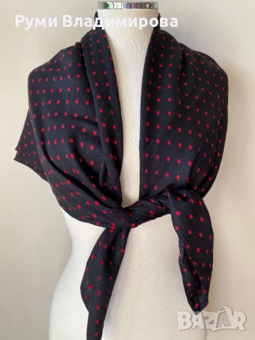 Черен шал на червени точки Ko:ko от 100 % вискоза