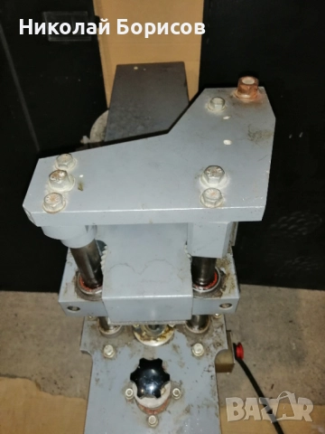 Продавам машина за затваряне на винтови капачки за бутилки. , снимка 2 - Други машини и части - 52483069