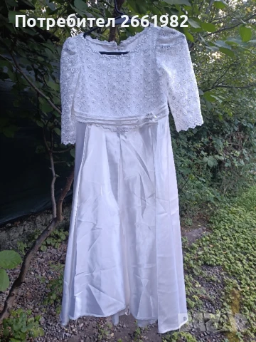 Разкошна бяла сатенена рокля с дантела