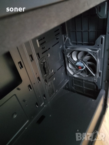 bitfenix enso включва два вентилатора , отпред има rgb за повече информация пишете на л.с.