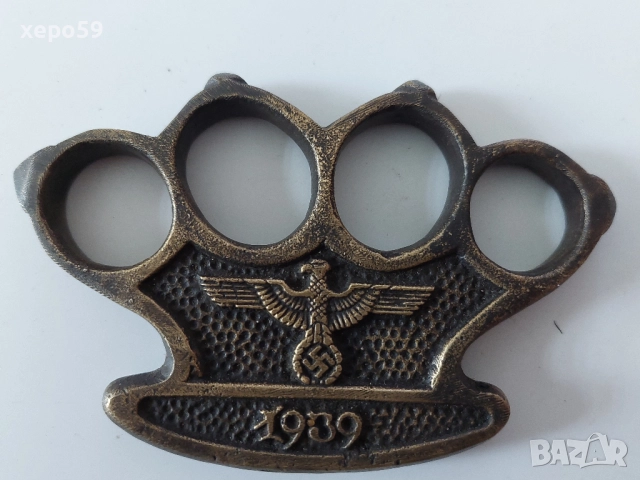 WW2-Немски метален бронзов бокс(кастеть) и книга Щурм Берлина.