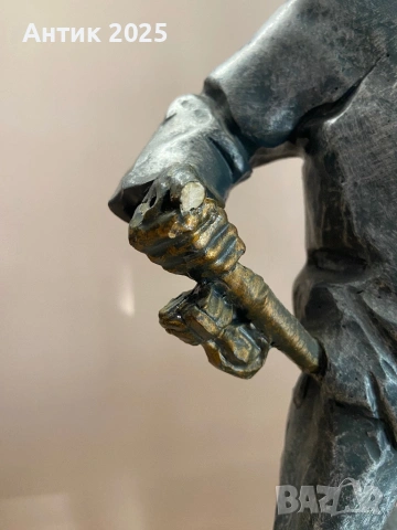 Винтажна алуминиева статуетка „Рибар с въдица“, върху червена основа, снимка 3 - Антикварни и старинни предмети - 53231239