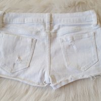 Бели дънкови панталони размер С, снимка 2 - Къси панталони и бермуди - 26311846