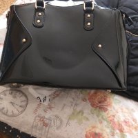Прекрасна нова лачена чанта Тенденз, снимка 2 - Чанти - 43075168