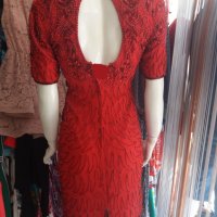 УНИКАЛНО КРАСИВА червена рокля, цялата обшита с червени перлички и синци , снимка 5 - Рокли - 27254367