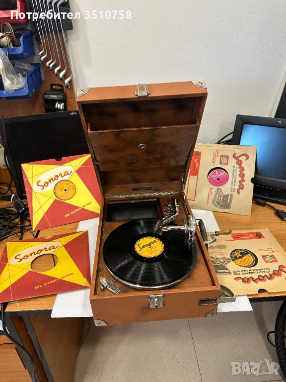 Ретро Грамофон с манивела Melodia, снимка 1
