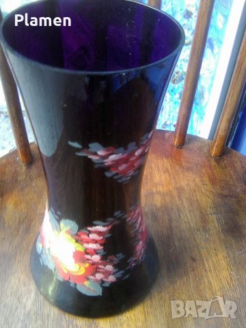 Рисувана ваза от оцветено тъмно синьо стъкло