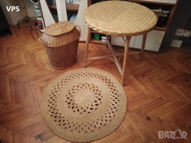 Плетени ратанова маса и нова рогозка