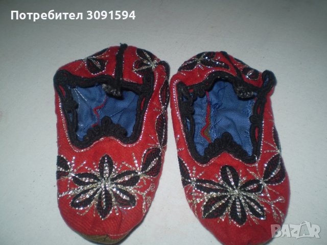 Бродирани Терлици червени с черна и сребриста бродерия Колекционерство Етника, Фолклор Облекло, снимка 3 - Антикварни и старинни предмети - 37331910