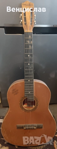 Продавам българска китара.