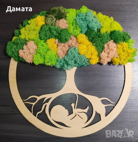 Дърво със скандинавски мъх и бебе