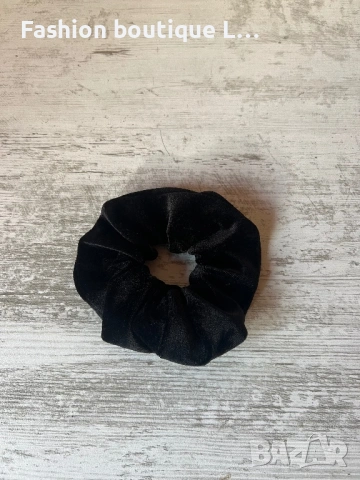 Велурено черно скрънчи тип текстилен ластик за коса 🖤