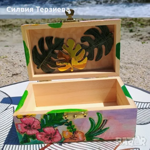 Ръчно изработена дървена кутия Happiness comes in waves , снимка 6 - Декорация за дома - 50287626