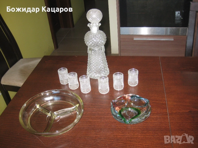 Всичко от снимката, за 38лева (19.43 €).  Сервиз за ракия. Пепелник, от цветно стъкло. Плато за мезе, снимка 2 - Сервизи - 51832020