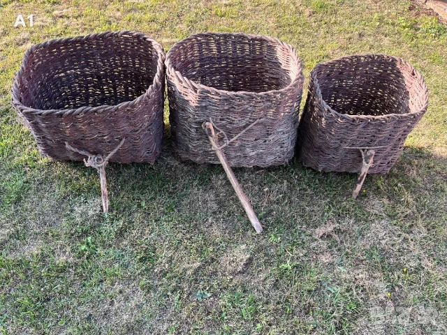 Стари плетени кошове. 