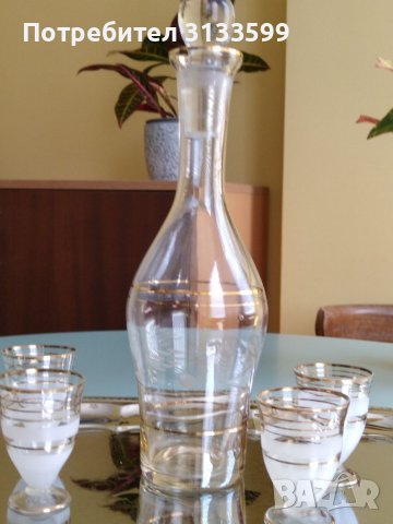 Стъклена гарафа и 4 малки стъклени чашки за ракия , снимка 1