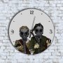 Стенен Часовник - Мъж и Жена с Противогаз, снимка 1 - Стенни часовници - 40159349