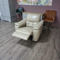 Кремав кожен фотьойл с електрически релаксиращ механизъм, снимка 2 - Дивани и мека мебел - 43429104