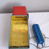 Стара китайска ламаринена играчка самосвал с дистанционно, снимка 13 - Колекции - 43674745